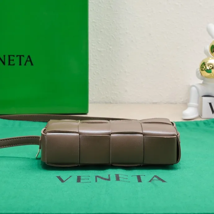 Batch 1120 Lazy and casual is the ultimate meaning of relaxation. Brick cassette has a unique quiet power, which is fashionable without losing aura🧩Classic weaving and neutral style can create a casual and high-end texture. The shoulder strap is adjustable and can be worn on one shoulder or under the armpit, and can be worn as a crossbody at will. Although it is a small size, it can actually hold a lot of belongings, and it is also very light~ This travertine green version of mine feels like it has given spring new vitality🍃 I will grab the versatile item first! Style number: 6816# Size: 18*9*3.5cm